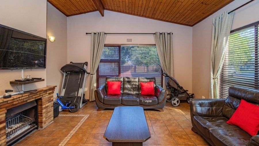 4 Bedroom Property for Sale in Oakglen Western Cape